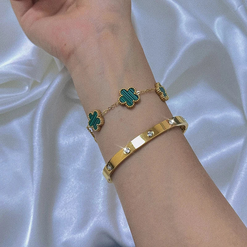 Conjunto de pulseira de cristal banhada a ouro em aço inoxidável.